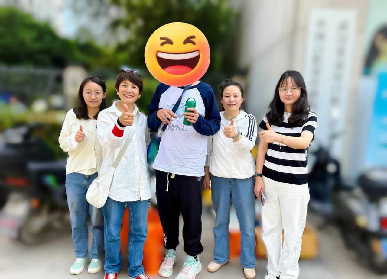 三月三上巳节，武汉最暖心的摆摊✨
“他卖得慢，但所有人都愿意等。”💬
14岁的