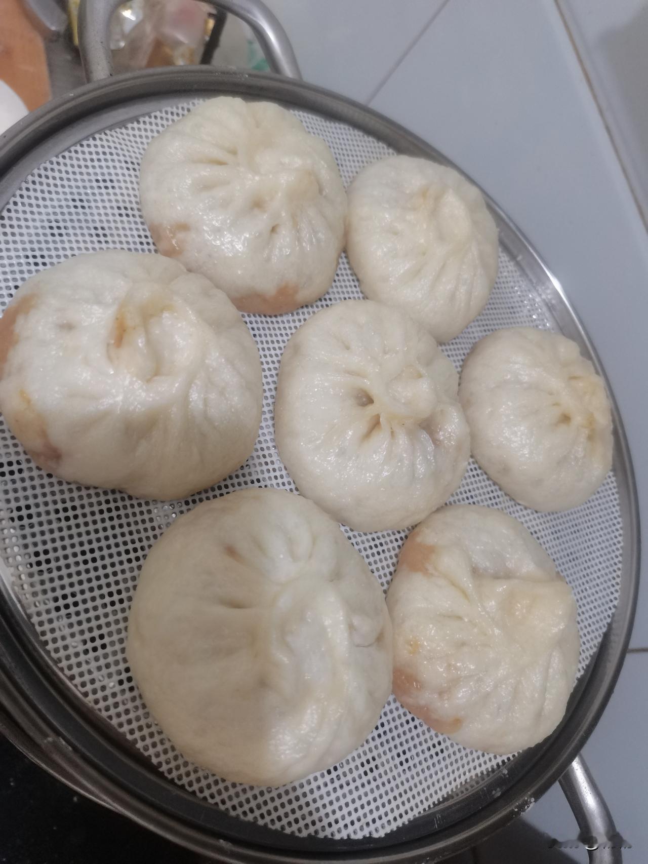 最近没有包大包子，今天本来打算包水饺的，结果下班晚了，腿都站不住了，太累了，我和