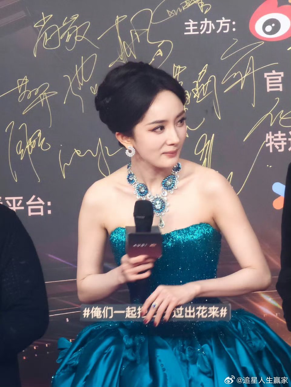 杨幂微博视界大会宣讲生图，俺娘的生图真的美绝了[污][污][污]不愧是俺娘[彩虹