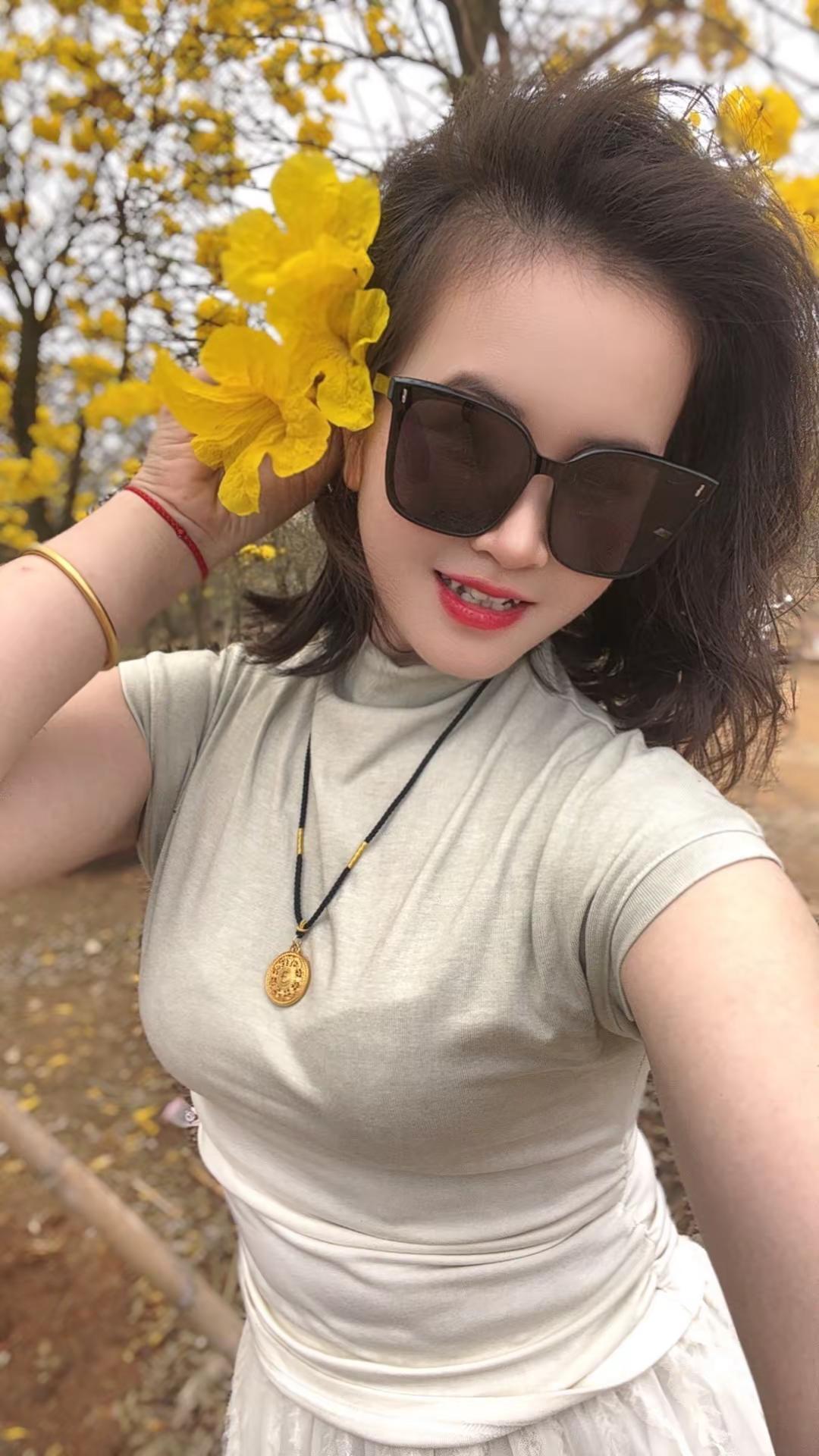 想了半天漂亮话 发现漂亮的是我 爱拍照的女人最迷人