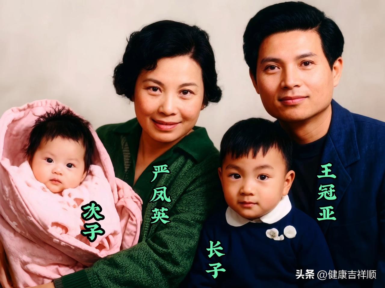 这张珍贵全家福，藏着黄梅戏一代大师严凤英平淡温馨的小家时光。
镜头里眉眼温柔的她
