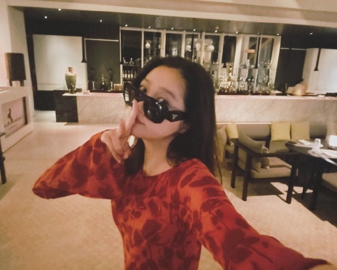 关晓彤明媚红裙 关晓彤ins晒海边红裙库存 关晓彤明媚红裙，是晓彤ins晒了海边