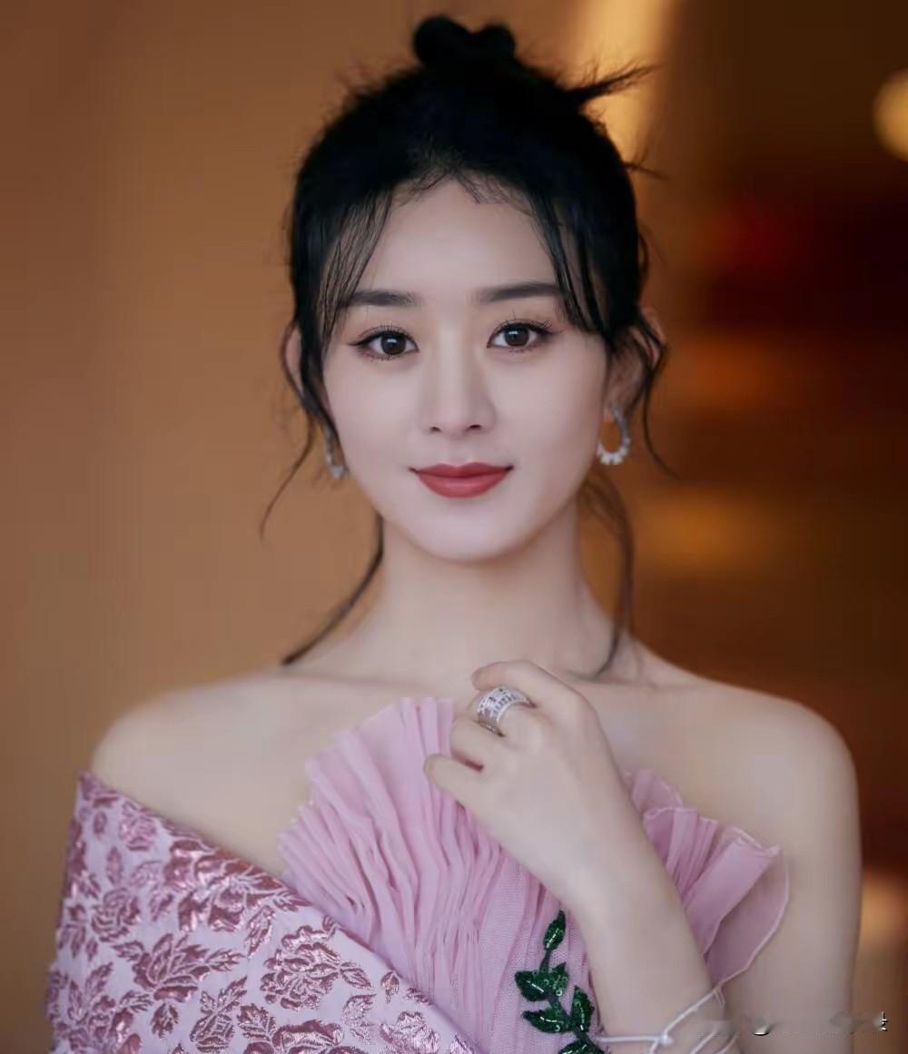 赵丽颖突发身体不适，直播紧急取消让人揪心
 
本来如期安排的品牌直播，赵丽颖已经