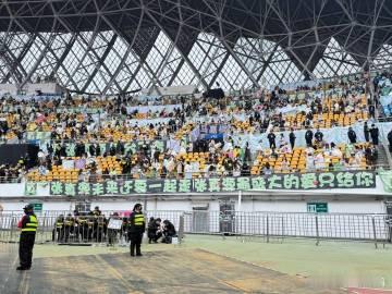 张真源贵阳演唱会现场，长灯牌成了最亮丽的风景线。每一块灯牌都像是一个小小的太阳，