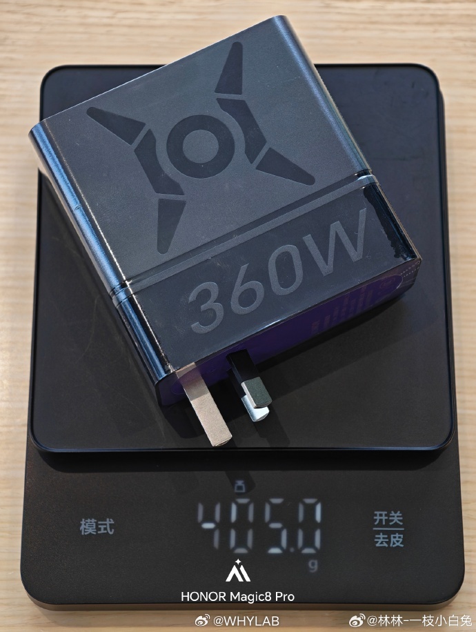 好东西，荣耀 WIN 360W 氮化镓适配器官宣，可以单独购买，支持的游戏本不仅