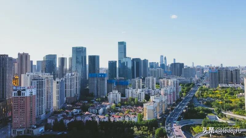 长春楼市：

7月新房房价环比上涨0.2%，二手房环比下跌0.3%，一涨一跌反差