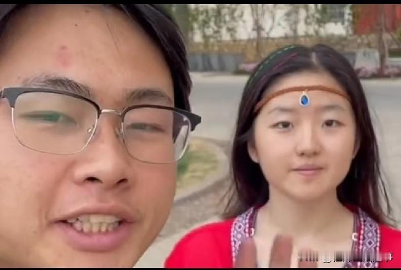 采访者提到“子安现在成了大网红”，她脸色变了，低下头，沉默了十几秒。
嘴上说“过