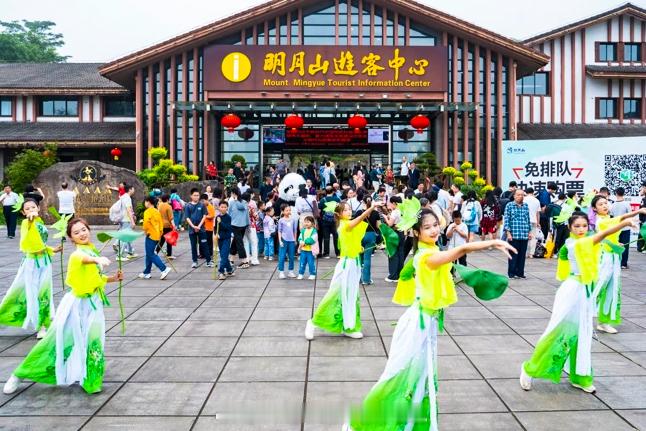 今年中秋国庆去明月山，主打一个从早嗨到晚。9月25日晚看火龙：温汤玉盘广场有百米