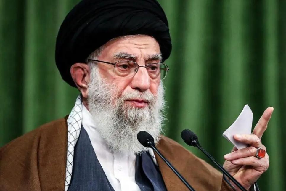 伊朗连夜竖起导弹、划定军演禁区，
可就在导弹蓄势待发之际，特朗普突然急改口喊停火