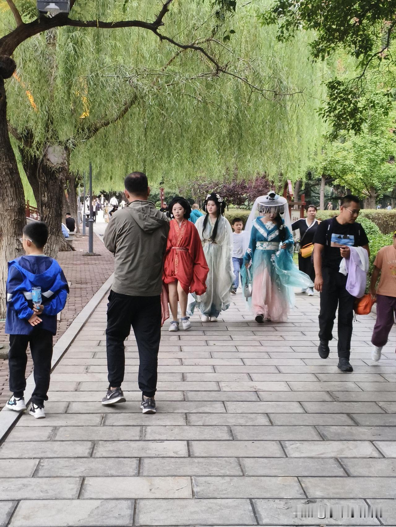秋日生活打卡季 穿越古今，汉服与现代的碰撞，惊艳了时光