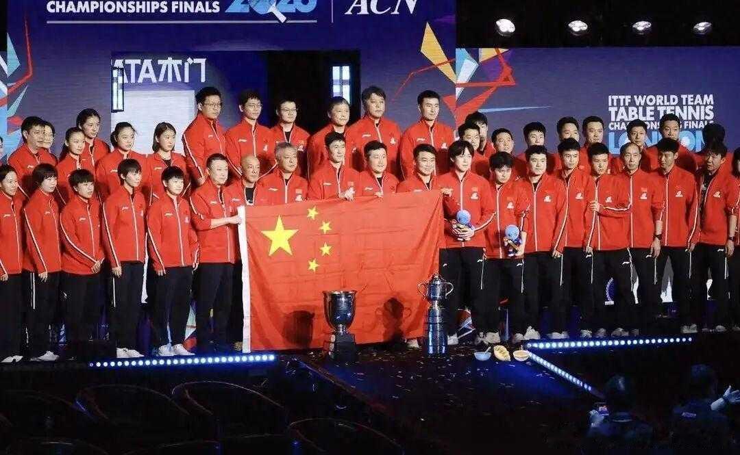 王曼昱给孙颖莎看手机北京时间5月12日，2026年伦敦世乒赛落下帷幕，中国乒乓球
