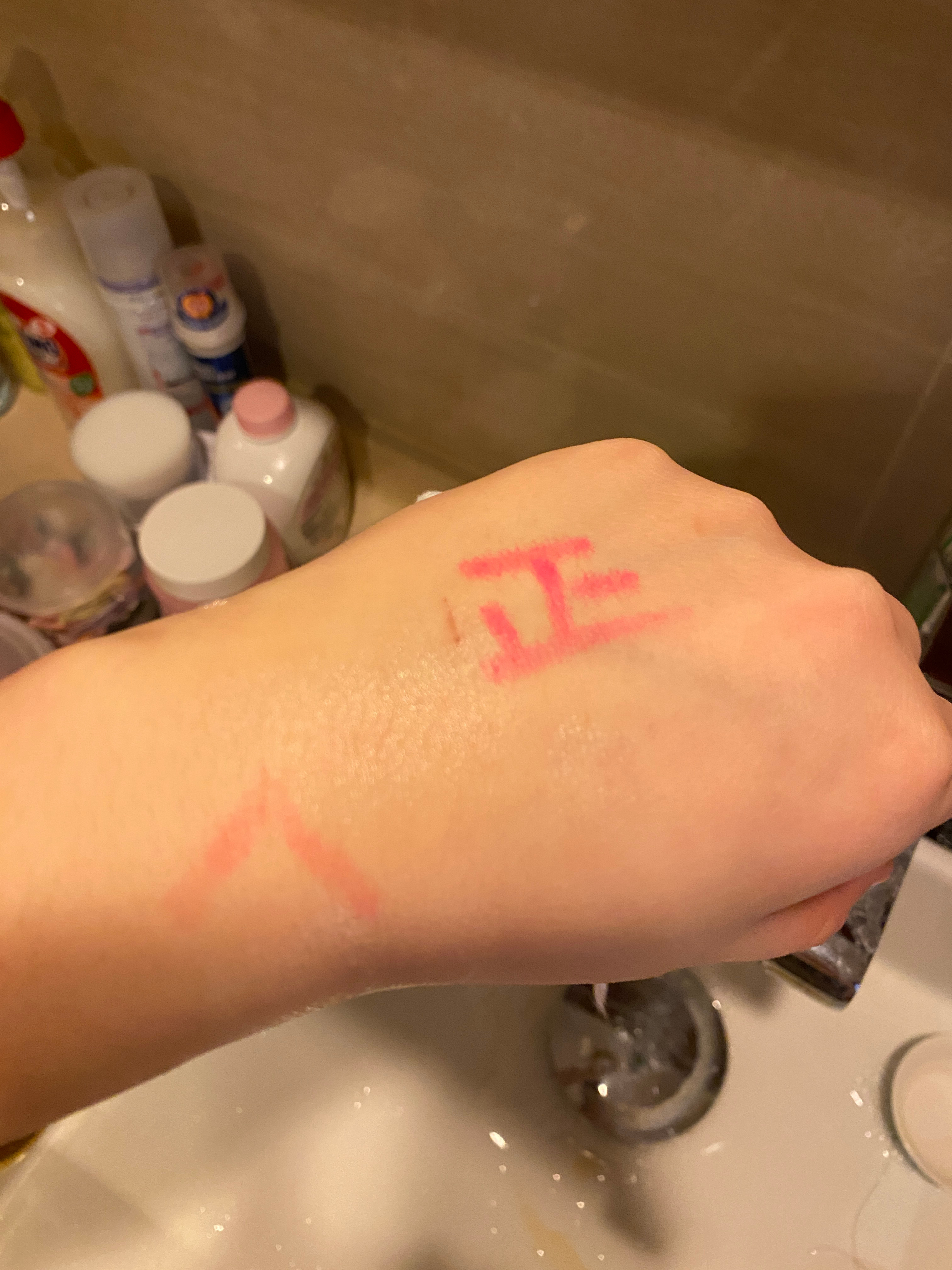 还有两个小时就要去长辈家里吃跨年饭了……我手怎么那么欠呐收拾出来个人体彩绘笔非得