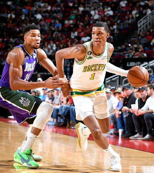 NBA记者杰德·凯兹在谈到小贾巴里·史密斯这位火箭队主力大前锋的时候表示，小史密