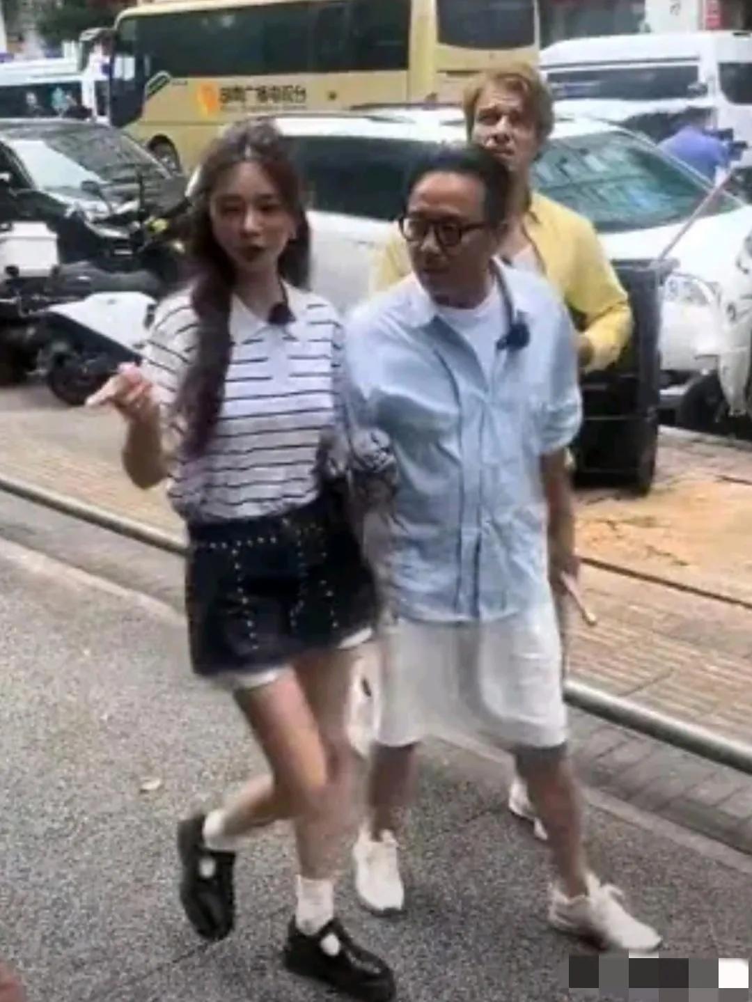 画面中的汪涵发际线严重后移，身矮面黑，腹鼓腿短，感觉已变成个小老头了，与他并肩而