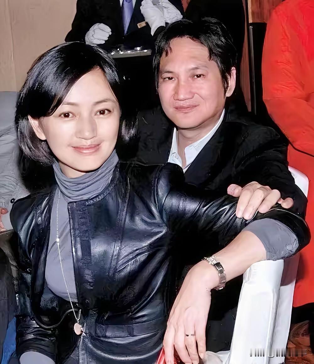 罗海琼与圈外丈夫合影，低调相伴，很是幸福。镜头下，罗海琼穿着黑色皮质外套，短发利