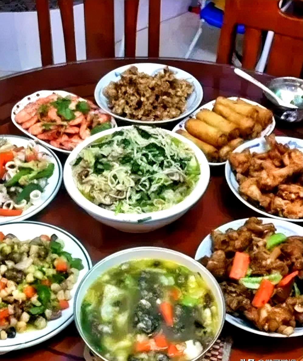 饭桌上油花正跳，咸菜一小碟永远在C位。
她高血压十多年了，血压计蹦到一百六，还能