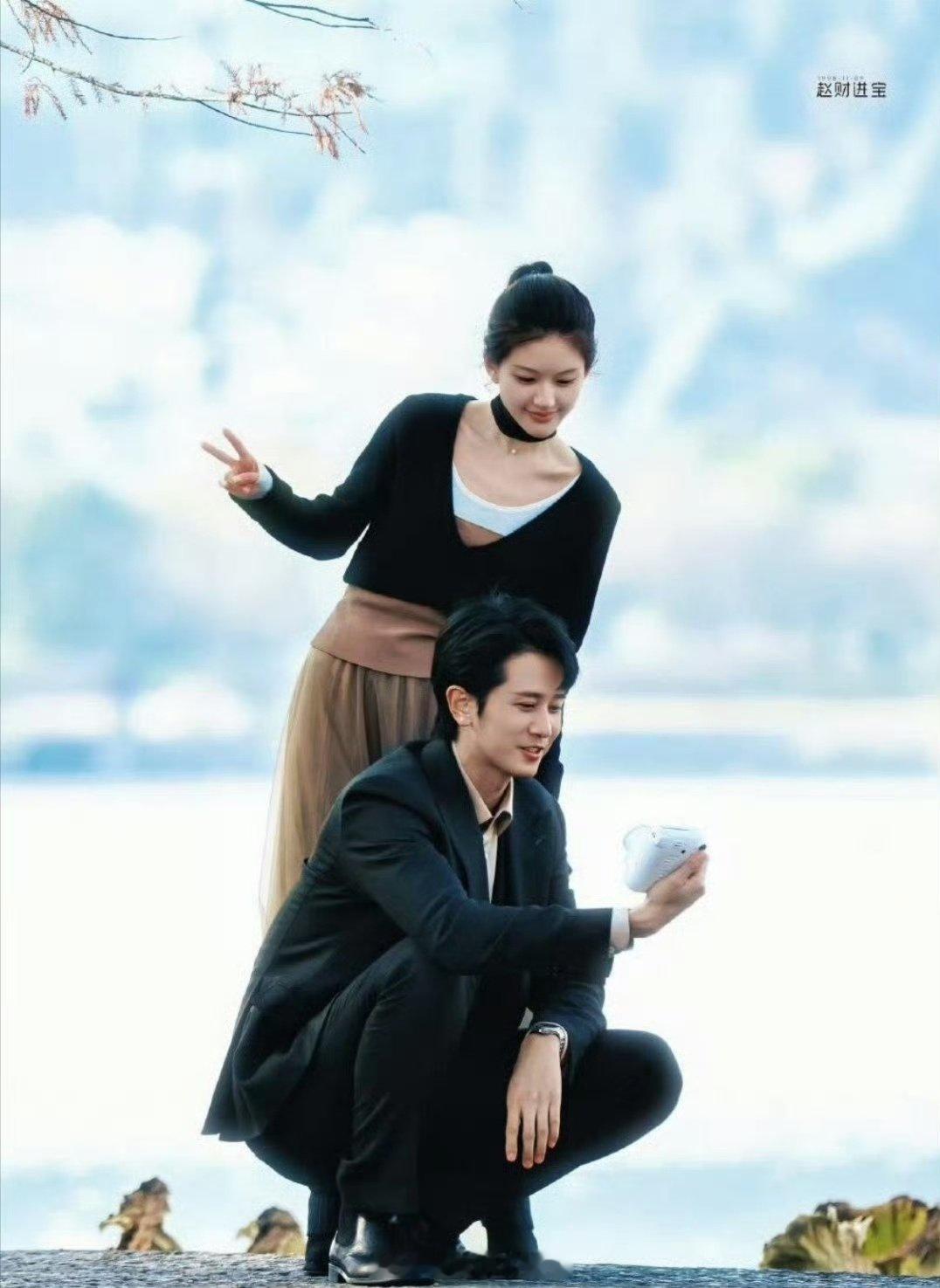 赵露思和彭冠英新剧《恋人》的路透来了，不得不说这两人的 CP 感是真的可以啊，太