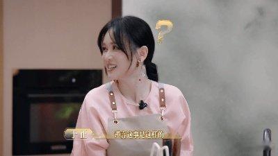 吴谨言约饭于正坦白结婚从工作聊到生活，这种亦师亦友的关系，在娱乐圈真的很难得！ 