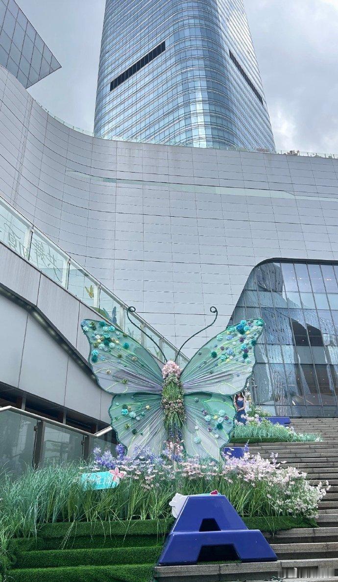 藏在广州高楼里的梦幻花园广州闹市藏着一处绝美花园闹市与花海的奇妙融合直接戳中少女