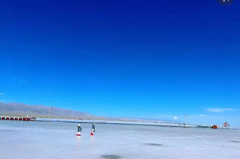 茶卡盐湖的乐趣
青海湖很深，他的魅力我觉得在于它的颜色，通过光线反射出不同的颜色