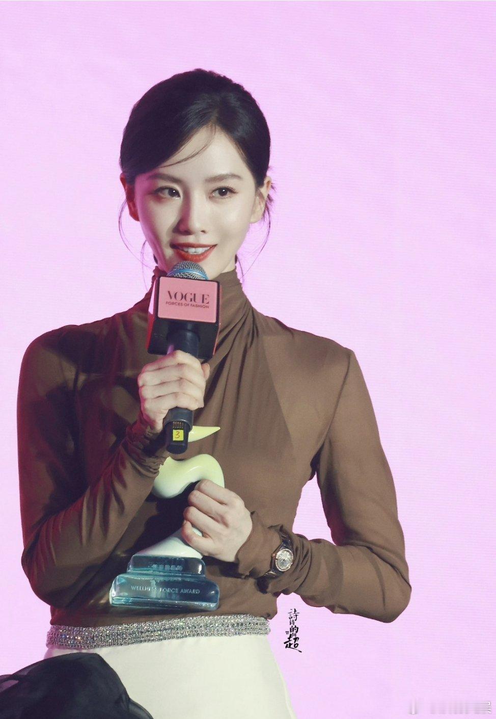 #诗幂又坐一起#谁更能吸引你呢？杨幂和刘诗诗的美感各有不同，都有着独特的魅力和韵