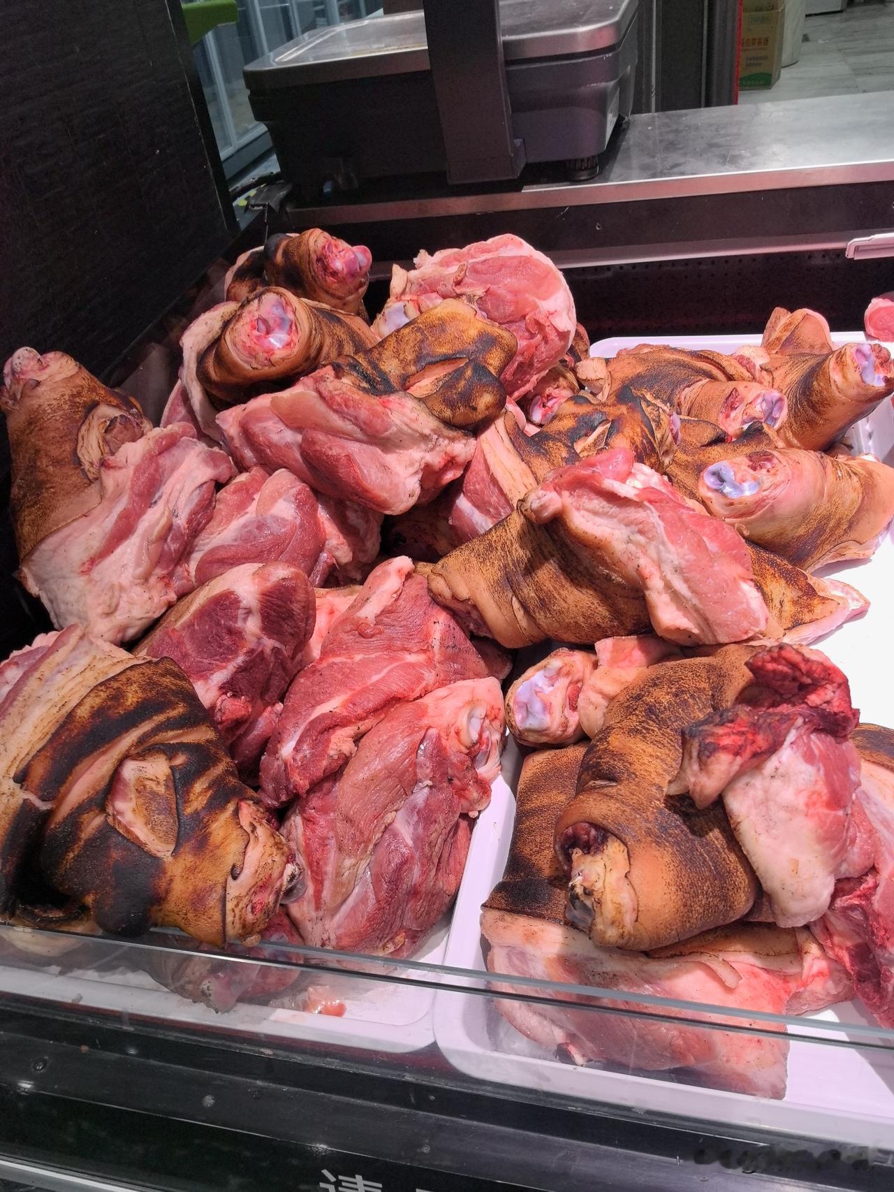 临近元旦，我走进西宁城北的“一家亲”生鲜超市，想看看市场上的猪肉行情。

大肉专