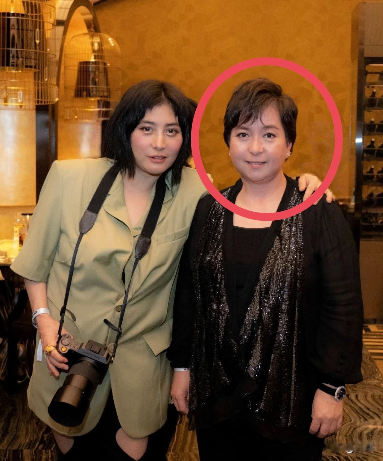 60岁的赌王女儿何超蕸去世了， 看到她的死因，我真的破防了！
不是死于意外，也不