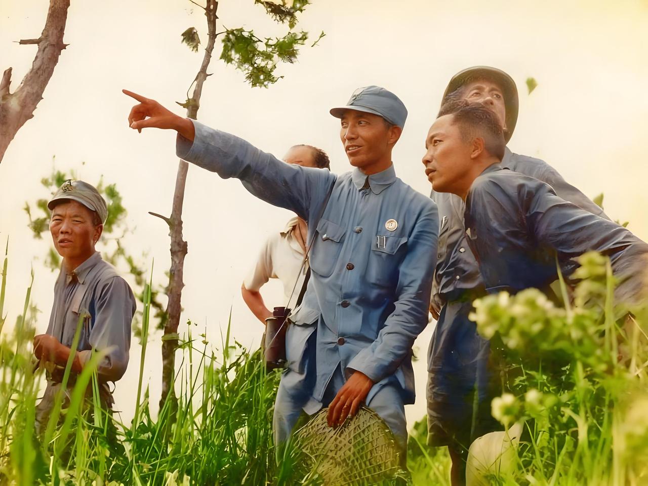 1937年的长江阵线上，一名中国炮兵指挥官置身于野外阵地。他身着军装，神情专注且