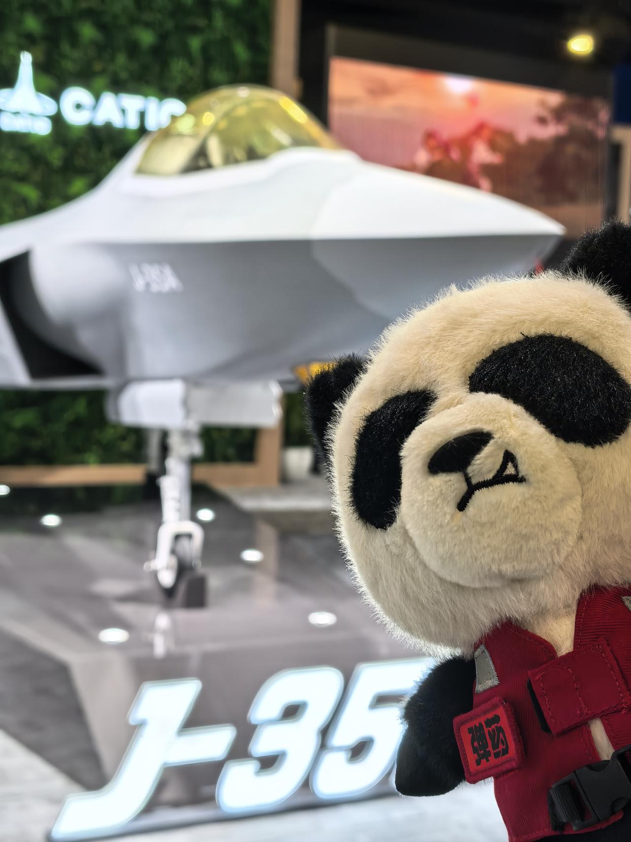 来了老弟！新加坡航展上，中航工业展台放着巨大的歼35A模型，展示着中国🇨🇳航