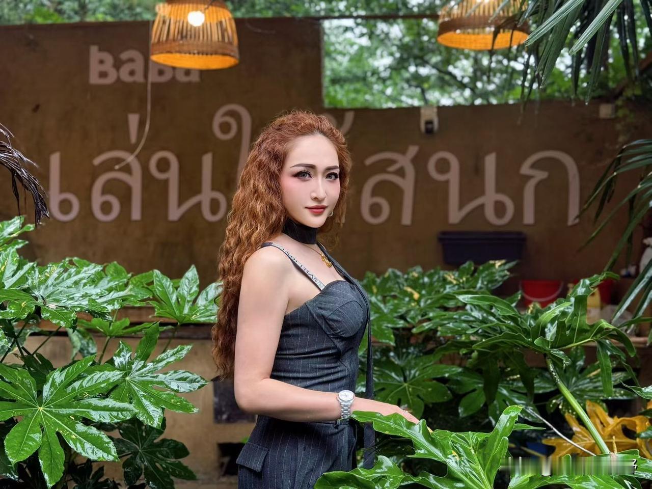 优雅红发女郎，置身绿植间，时尚与自然完美融合陕西各县的特色美食有哪些 宝鸡最美味