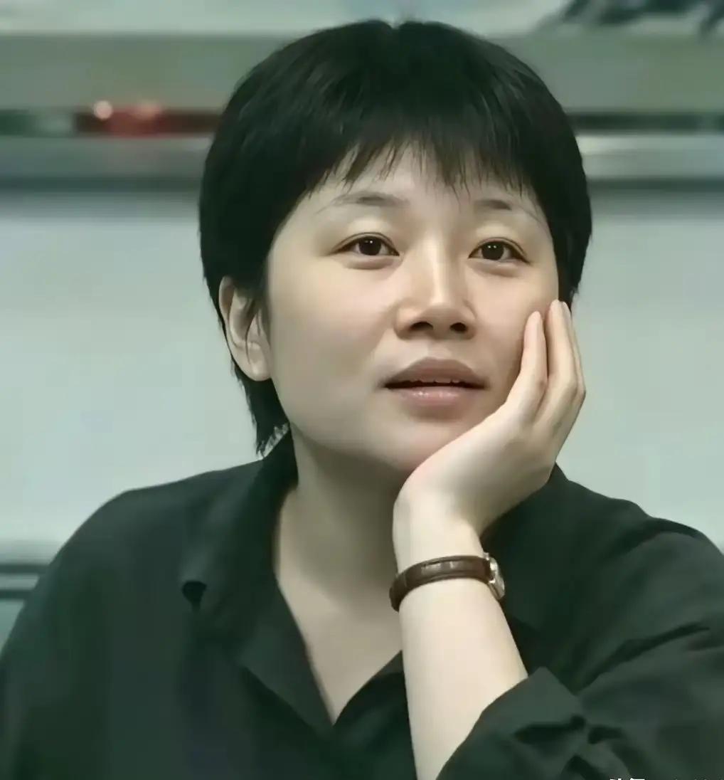 《青藏高原》原唱李娜，1997年，34岁事业巅峰，不知什么原因在山西五台山普寿寺