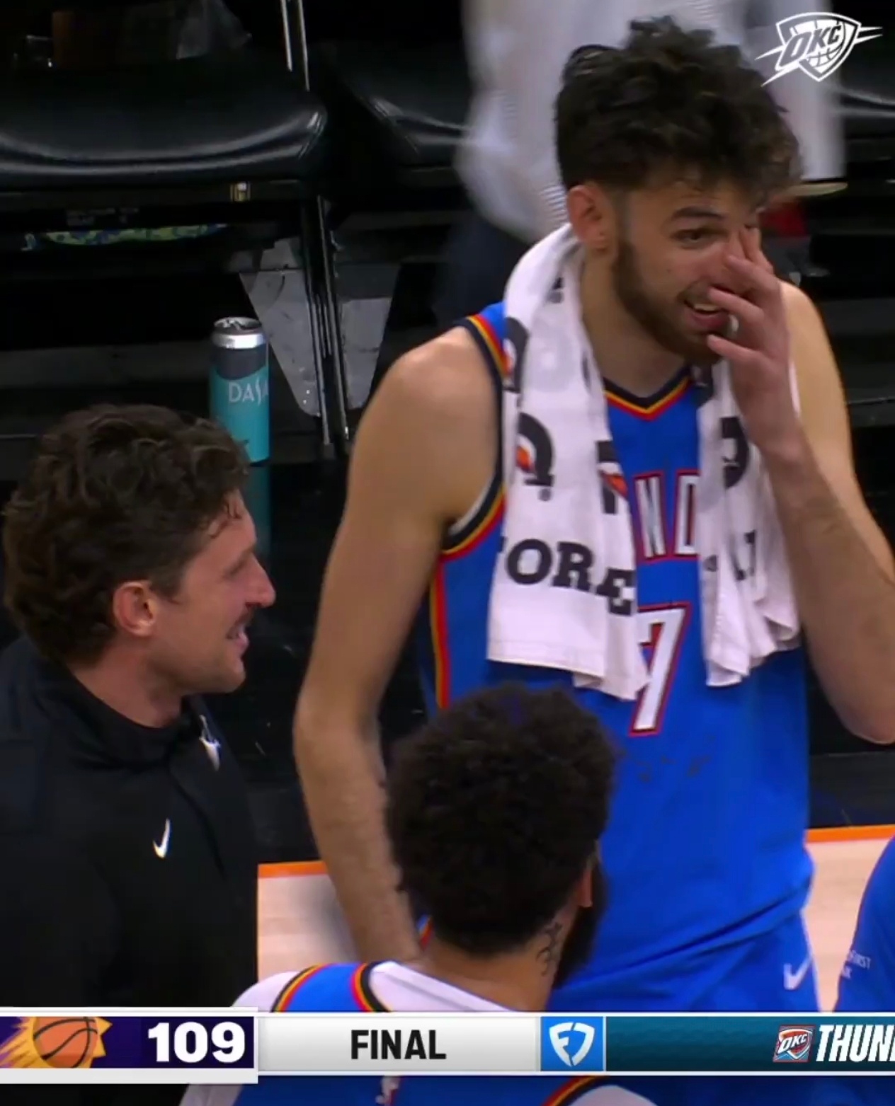 今天赛后太阳助教穆斯卡拉（和仔涛畅聊过版）与雷霆的老队友们打招呼，然后采访以赛亚