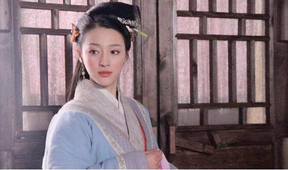 乾隆年间，有个寡妇劈死豺狗后，整条右臂无法动弹。几经医治无效，她找到叶天士，叶天