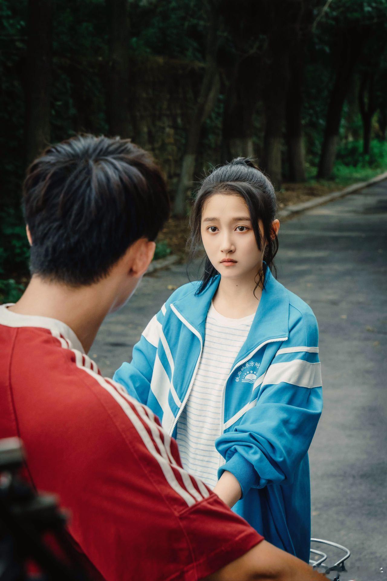 关晓彤发铁西城的课间时间 西城铁三角也太好磕了🌟！黄景瑜、关晓彤、王天辰同框画