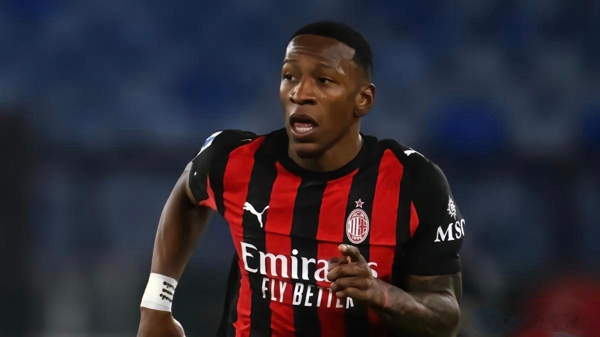 【MN】🚨🔙🔴⚫️埃斯图皮尼安🇪🇨今日回到米兰内洛，阿斯顿维拉此前曾接