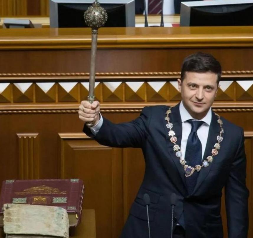 一位乌克兰人聊到自家总统时曾说：“我知道不少中国人觉得泽连斯基以前是喜剧演员，当