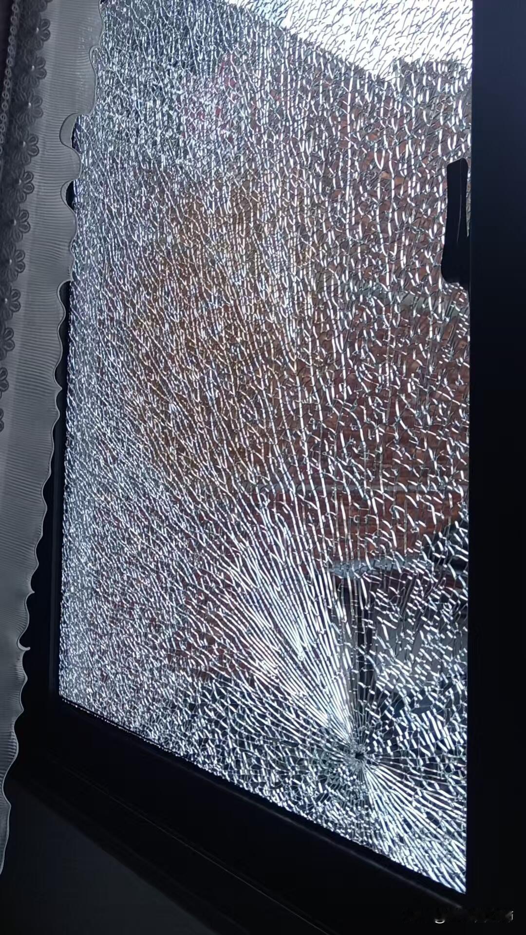 家被钢珠砸窗数次，凶手找到却不认
真的要被气炸了！家里窗户玻璃被人用钢珠砸破好几