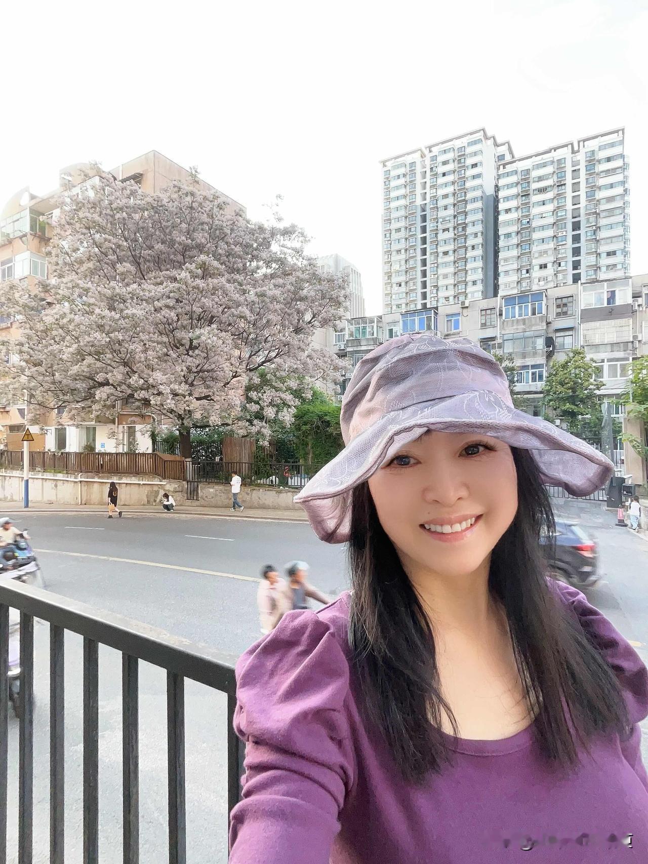 合肥东陈岗九华山路与桐城路交叉口的东北角的这棵大树今年火了[泪奔][尬笑]
几十