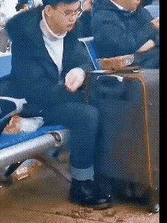 看着挺斯文!吃的真仔细，戴着个眼镜，看衣着蛮有学问的男士，坐姿也可以，动作也够儒