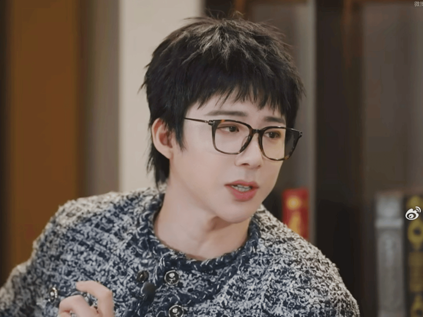 刘宇宁开始推理吧4直播造型刘宇宁粗麻小香狗啃刘海 刘宇宁开始推理吧4直播造型，刘