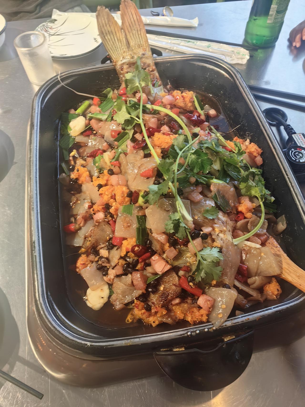 如今的重庆大街小巷，烤鱼店鳞次栉比，“万州烤鱼”更是名震四方。然而，鲜少有人知晓