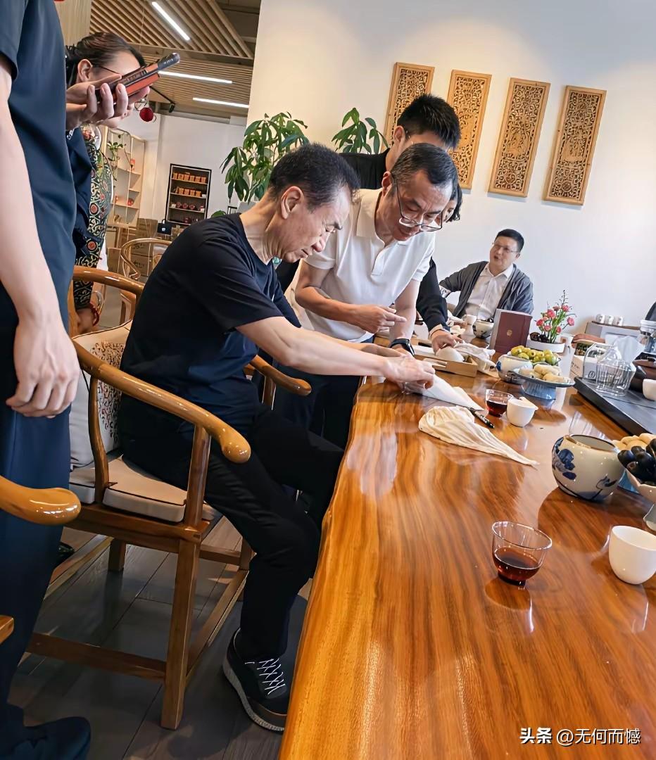 王健林先生这几年不知是怎么的了，整个人突然就消瘦了，跟以前的照片一比较，简直是判