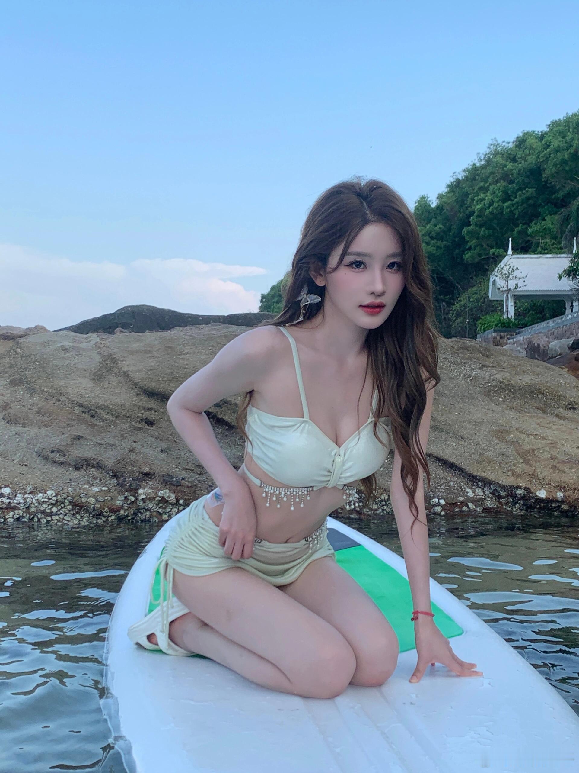 #周诗雨# SNH48周诗雨泳装 ​​​