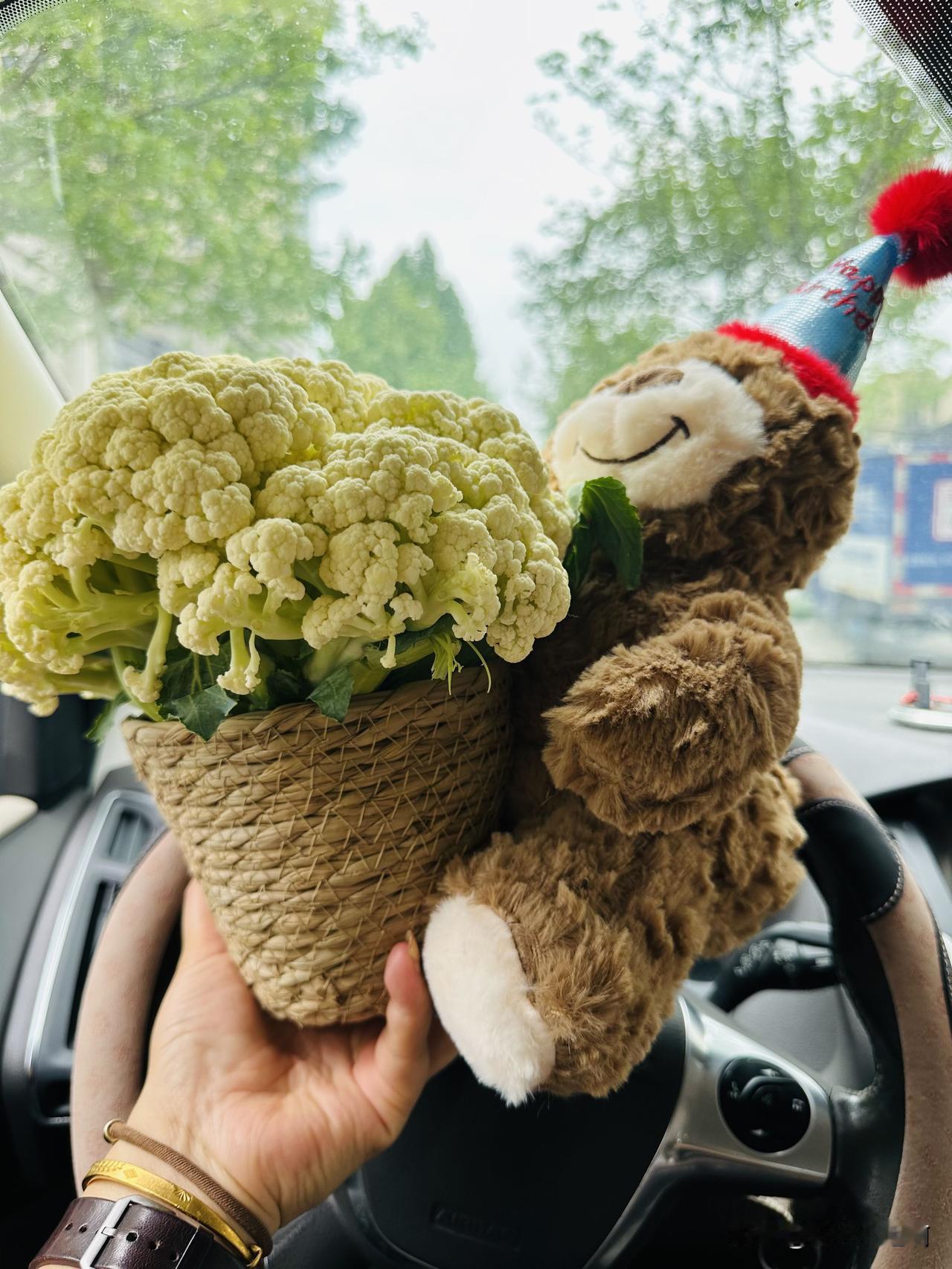 迟来的母亲节礼物🎁
闺女说了：“我觉得对待你这种人就得需要送实惠款，送不实惠的