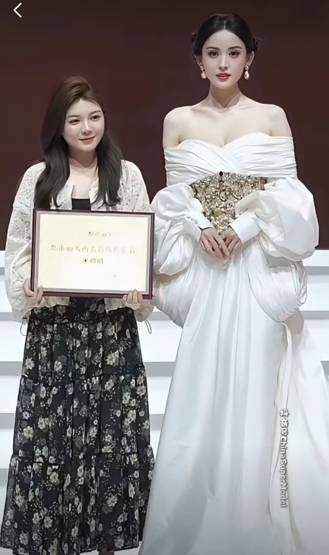 左边已经是生活里的美女了，但娜扎直接美成神仙了 