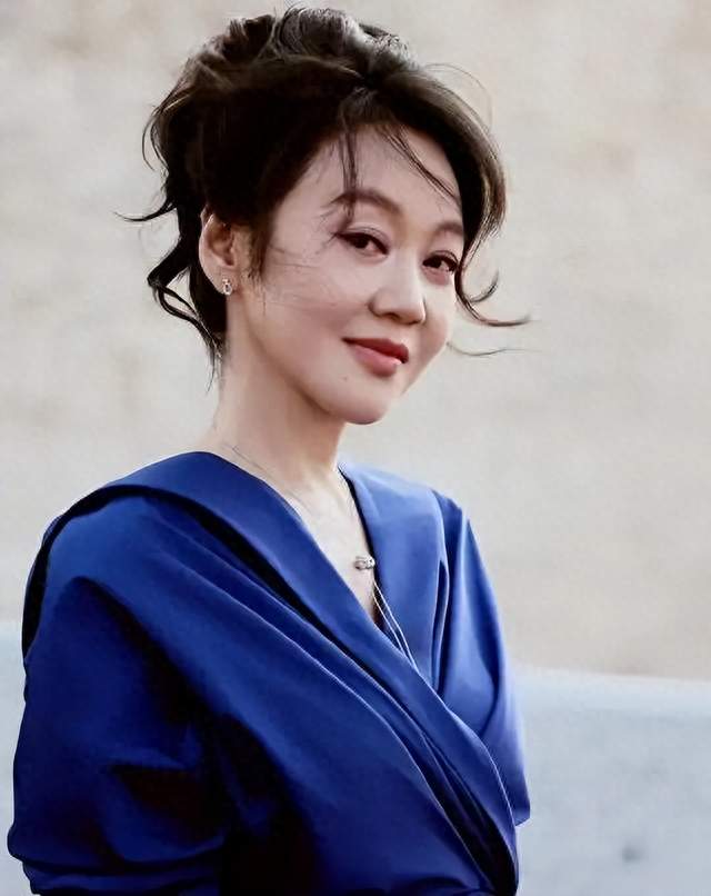 55岁闫妮现状，常住西安照顾90多岁父母，比28岁女儿还着急恋爱
