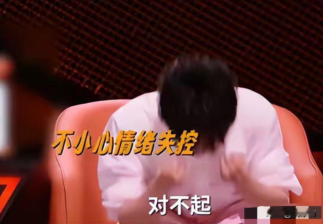 周深在脱口秀现场落泪道歉，全网为何反倒心疼他？因为他哭出来的，是内娱最稀缺的“真