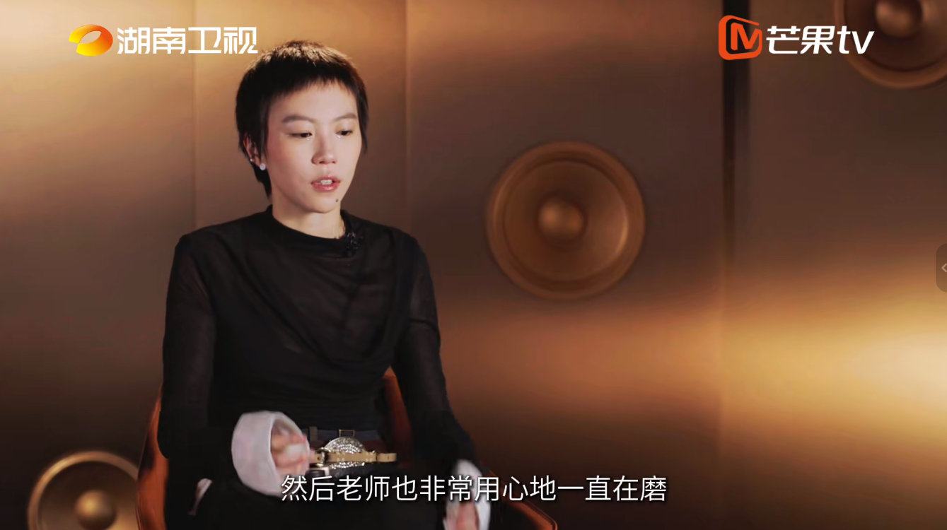 窦靖童回应何炅给她选曲歌手2026 赛后采访揭秘舞台幕后！窦靖童分享《改变》演唱