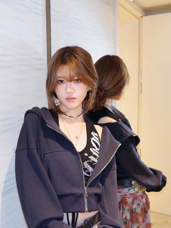 赵露思现身王鹤棣演唱会，状态松弛，辣妹范儿十足。不得不说，手握年冠爆剧《许我耀眼