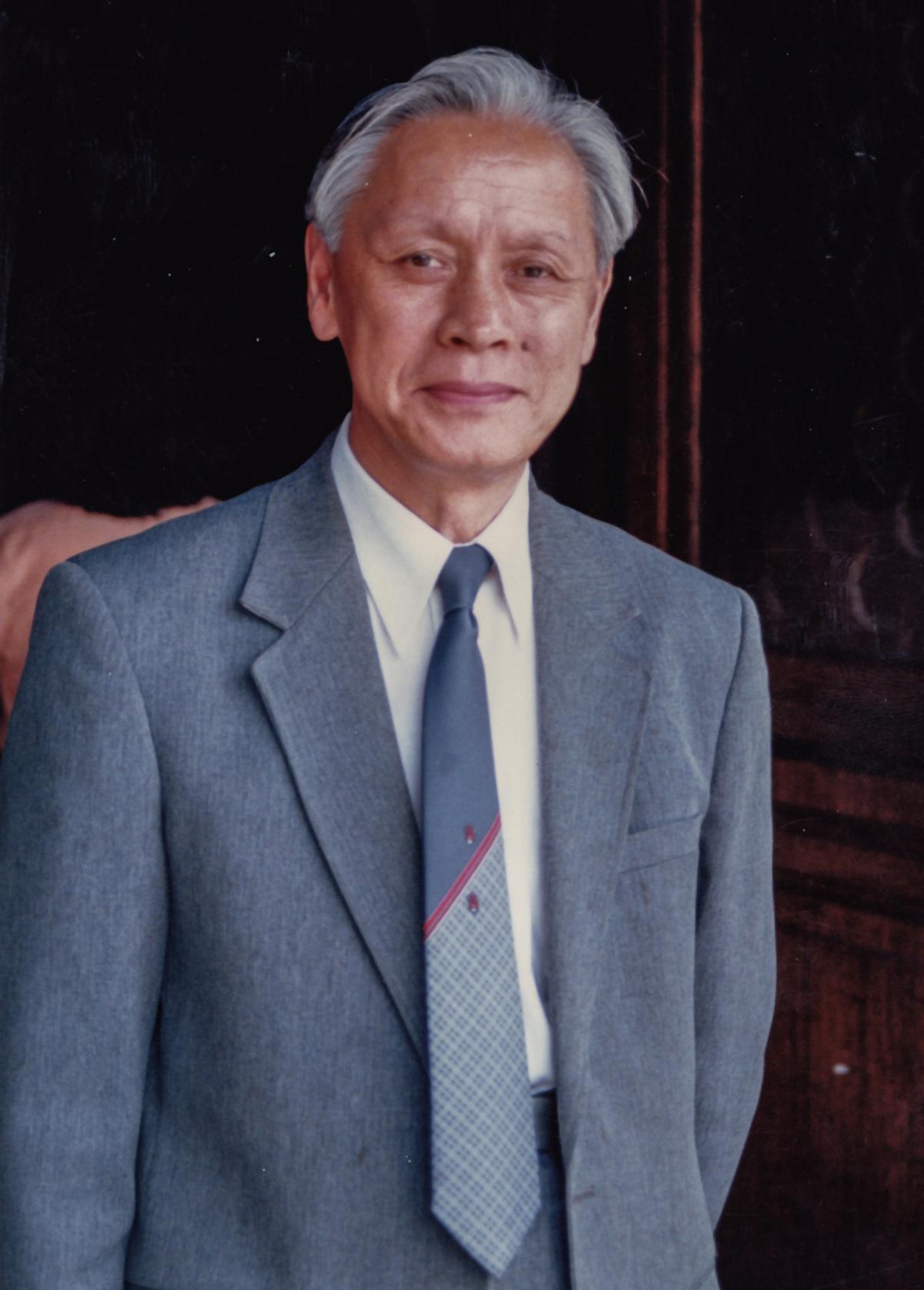 1959年，他趁着妻子出差，偷偷把一管液体灌入刚满一岁的儿子嘴里。看着儿子天真的